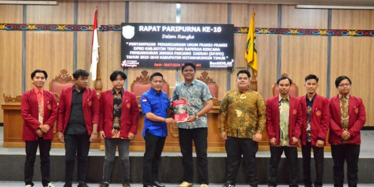 FOTO: MATAKALTENG - Foto bersama antara Mahasiswa Sekolah Tinggi Ilmu Hukum Habaring Hurung Sampit kepada Wakil Ketua III DPRD Kabupaten Kotim, Dadang H Syamsu, usai menyerahkan naskah akademik dan raperda.