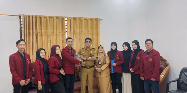 FOTO: MATAKALTENG - Foto bersama mahasiswa STIH-HR Sampit bersama perwakilan DPRD Kabupaten Kotim, usai menyerahkan naskah akademik dan Raperda tentang Pengelolaan Limbah Bahan Berbahay dan Beracun.