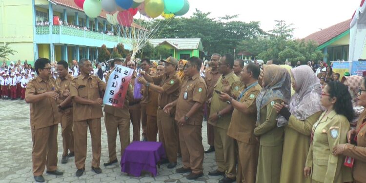 Foto: DIAN/MATA KALTENG - Kepala Disdik Kotim Muhammad Irfansyah saat membuka MPLS serentak SD se Kecamatan MB Ketapang di SDN 3 MB Huli, Selasa 9 Juli 2024.