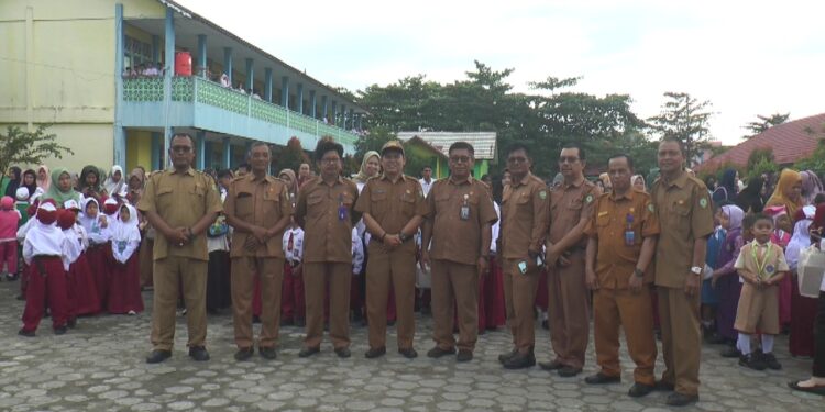 Foto: DIAN/MATA KALTENG - Kepala Disdik Kotim Muhammad Irfansyah saat membuka MPLS serentak SD se Kecamatan MB Ketapang di SDN 3 MB Huli, Selasa 9 Juli 2024.