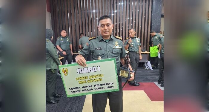 FOTO: IST/MATAKALTENG - Dandim 1015 Sampit saat mendapatkan Juara pertama lomba karya Jurnalistik TMMD kategori media elektronik nasional.