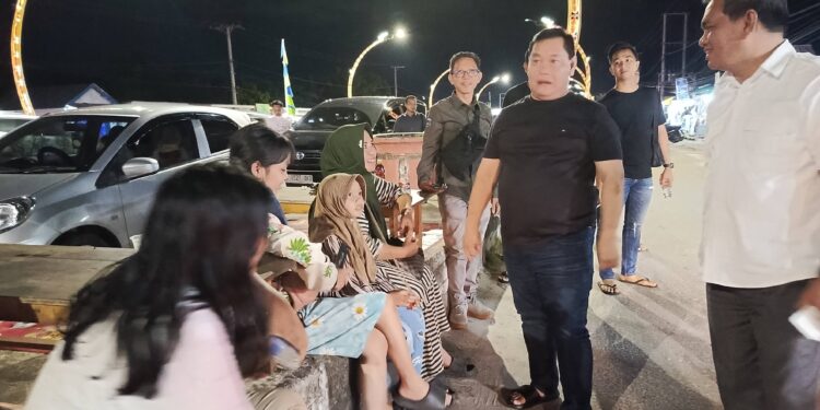 FOTO : DOK DEVIANA/MATAKALTENG - Plt Kadishub Rody Kamislam saat mendampingi Bupati Kotim meninjau TNM, belum lama ini.