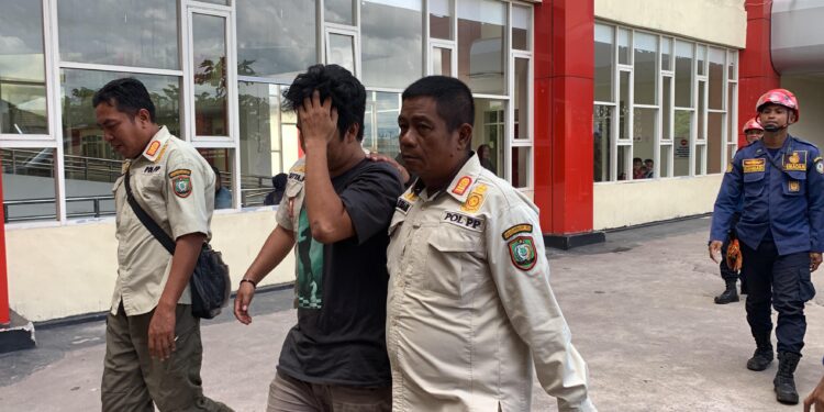 FOTO: IST/MATAKALTENG - Satpol PP dan Disdamkarmat saat membawa ODGJ ke RSUD dr Murjani Sampit, Rabu 10 Juli 2024.