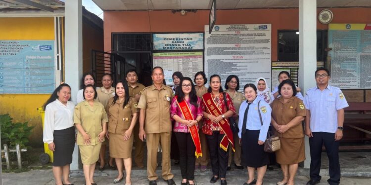 FOTO : DISDIKPORA GUMAS/MATA KALTENG - Bunda PAUD Kabupaten Gumas Shella Herson B Aden, Bunda PAUD Kecamatan Kurun Yanti Yusepa, dan Ketua Pokja Bunda PAUD Rameina Widyastuti, ketika berfoto bersama dengan peserta didik, Rabu, 10 Juli 2024.