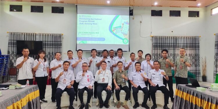FOTO : DISKOMINFO SANTIK/MATA KALTENG - Sekda Gumas Richard didampingi Kepala BPJS Cabang Palangka Raya K Hindro Kusumo, berfoto bersama dengan peserta rapat forum koordinasi, monitoring dan evaluasi program pesiar, di aula kantor bapperida setempat, Rabu, 10 Juli 2024.