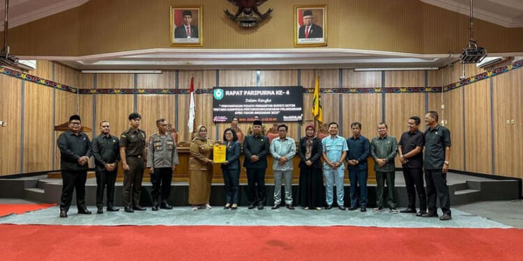 Foto: DIAN/MATA KALTENG - Penyerahan laporan pertanggung jawaban pelaksanaan APBD tahun anggaran 2023 oleh pemerintah daerah ke DPRD Kotim.