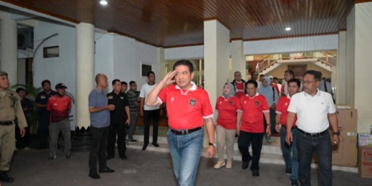 FOTO: IST/MATAKALTENG Pj Bupati Kobar Nobar bersama Menpora pertandingan sepak bola kualifikasi Olimpiade, nobar digelar dihalaman kantor bupati setempat, Kamis 9 Mei 2024.