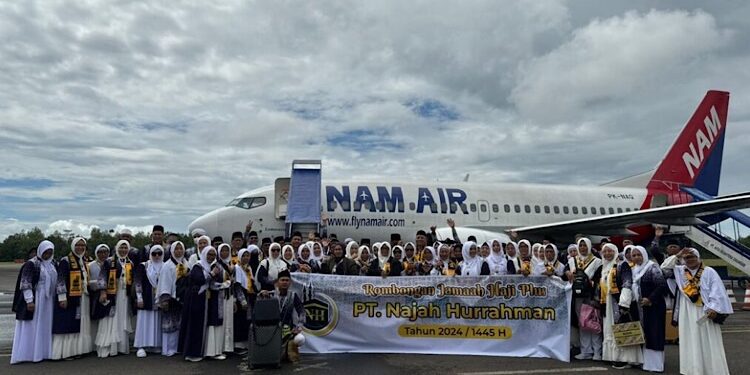 FOTO: IST/MATAKALTENG - Sekda Kobar Rodi Iskandar melepas 150 jemaah haji PIHK, Sabtu 11 Mei 2024.