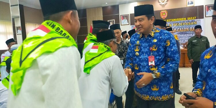 FOTO: IST/MATAKALTENG
-
Penjabat Bupati Kabupaten Kotawaringin Barat Budi Santosa melepas calon jemaah haji, di aula kantor bupati setempat, Senin 13 Mei 2024.