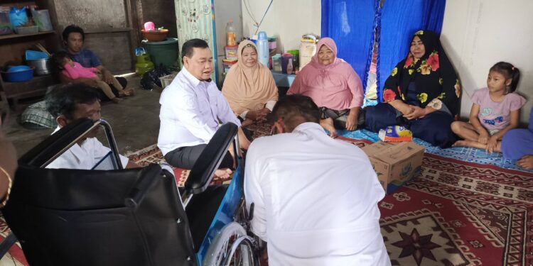 FOTO ; DOK DEVIANA/MATAKALTENG - Bupati Kotim Halikinnor saat menyerahkan bantuan kursi roda di rumah warga yang tidak layak huni, belum lama ini.
