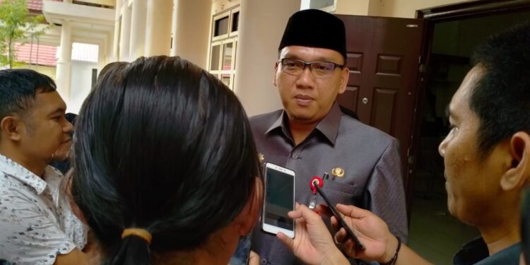 Foto: MATAKALTENG - Eddy Purwanto sekda Barsel saat memberikan keterangan pers.
