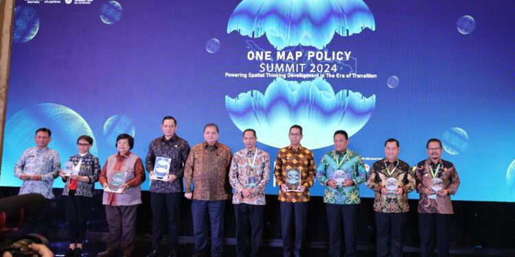 FOTO : IST/MATAKALTENG - Bupati Kotim Halikinnor (nomor dua dari kanan) menerima penghargaan, Kamis 11 Juli 2024.