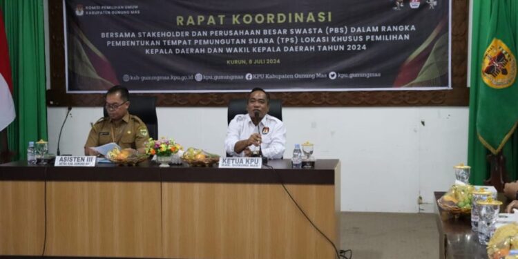 FOTO : DISKOMINFO SANTIK/MATA KALTENG - Pj Bupati Gumas Herson B Aden diwakili Asisten III Setda Letus Guntur, didampingi Ketua KPU Elfrinst G Tumon, ketika memimpin rakor pembentukan TPS lokasi khusus, di ruang rapat lantai 1 kantor bupati setempat, Senin, 8 Juli 2024.