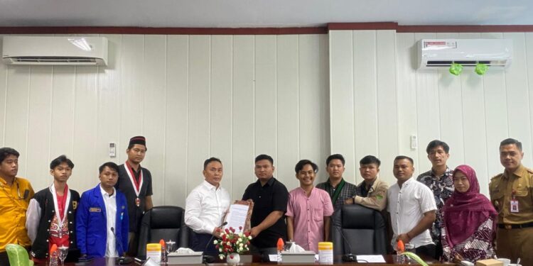 FOTO: MATAKALTENG - Aliansi Rembuk Pemuda Kalteng saat menyerahkan surat kepada Gubernur Kalteng, H Sugianto Sabran.