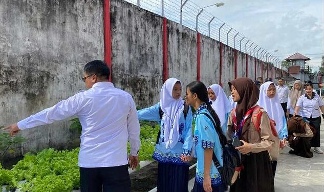 Foto: IST/MATA KALTENG - Peserta didik baru SMPN 1 Sampit saat berkunjung ke Lapas Kelas II B Sampit, 11 Juli 2024.
