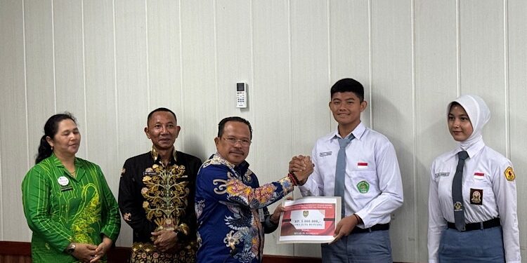 FOTO: IST/MATAKALTENG - Sekda Kalteng Nuryakin didampingi Kepala Badan Kesbangpol Kalteng Katma F Dirun memberikan apresiasi dari Gubernur Kalteng ke Paskibraka terbaik tingkat provinsi Kalteng sejumlah Rp 5 juta di Ruang Rapat Bajakah Kantor Gubernur Kalteng.