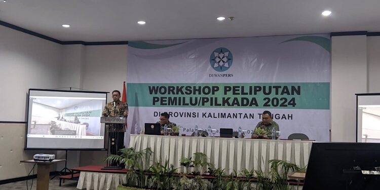 FOTO: OLIVIA/MATAKALTENG - Anggota Dewan Pers Totok Suryanto membuka workshop peliputan pemilihan umum dan pemilihan kepala daerah 2024.