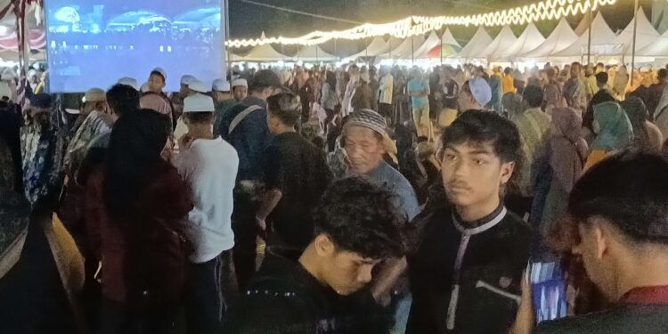 FOTO : DEVIANA/MATAKALTENG - Warga padati penutupan MTQ ke-55, Kamis 11 Juli 2024.