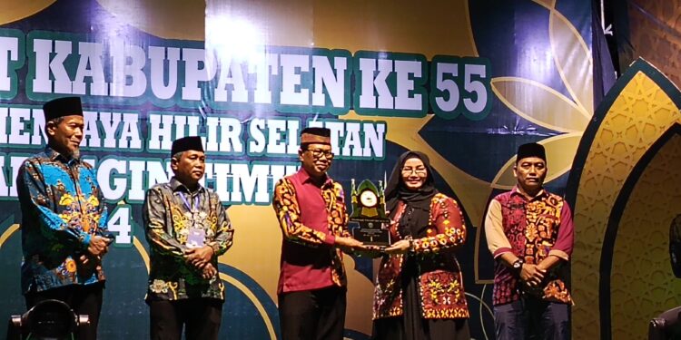 FOTO : DEVIANA/MATAKALTENG - Wakil Bupati Kotim Irawati saat menyerahkan piagam penghargaan ke Camat MBK Irpansyah, Kamis 11 Juli 2024.