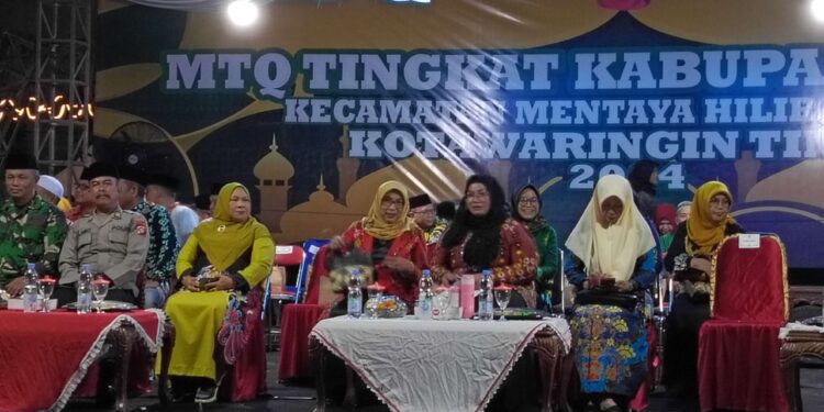 FOTO : DEVIANA/MATAKALTENG - Wakil Bupati Kotim saat menghadiri penutupan MTQ ke-55 dan FSQ di Kecamatan MHS, Kamis 11 Juli 2024.