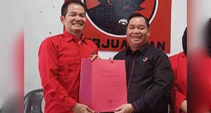 Foto: IST/MATA KALTENG - Sekretaris DPC PDI Perjuangan Alexius Esliter saat menerima berkas pencalonan Halikinnor (kanan).