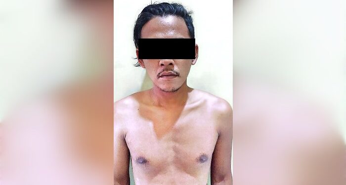 FOTO : HUMAS POLRES GUMAS/MATA KALTENG - Pelaku pencurian FS beserta barang bukti laptop dan router saat diamankan di Mapolres Gumas, Rabu, 10 Juli 2024.
