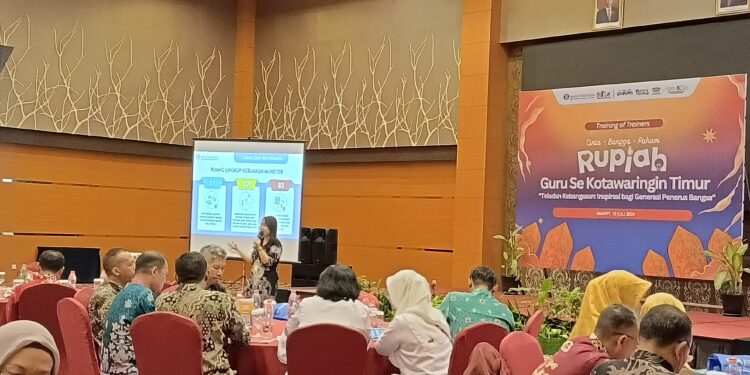 FOTO : DEVIANA/MATAKALTENG - Guru di Kotim saat mengikuti sosialisasi paham rupiah, Jumat 12 Juli 2024.