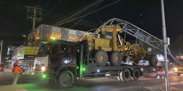 Foto: DIAN/MATA KALTENG - Kondisi lampu merah simpang Jalam HM Arsyad dan Pelita yang patah akibat truk melintas, Jumat 12 Juli 2024.