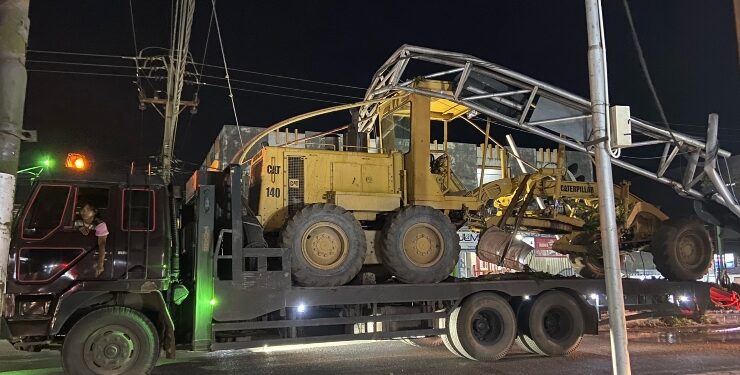 FOTO : DIAN/MATA KALTENG - Tiang penyangga APIL di Jalan HM Arsyad roboh karena diseruduk truk bermuatan pada 12 Juli 2024 malam.