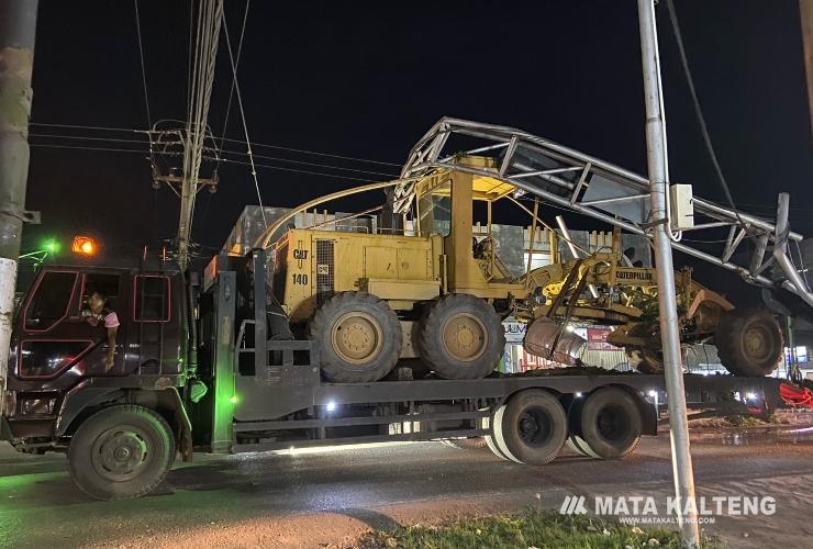 Dewan Minta Tiang yang Roboh Ditabrak Tronton Segera Diperbaiki