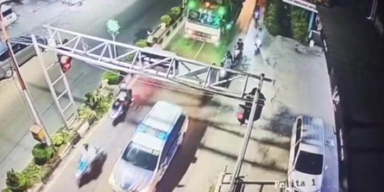 FOTO: IST/MATA KALTENG - Detik-detik truk pengangkut alat berat menabrak bando Jalan di HM Arsyad Sampit.
