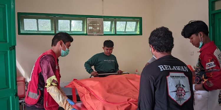 FOTO: IST/MATA KALTENG- Tim relawan saat evakuasi jasad ST di kamar jenazah RSUD dr Murjani Sampit.