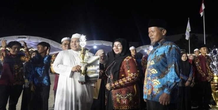 FOTO : IST/MATA KALTENG - Pembagian hadiah dalam MTQ ke 55 tingkat Kabupaten Kotim di Kecamatan Mentaya Hilir Selatan belum lama ini.