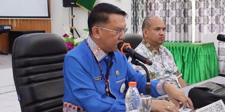 FOTO: DISKOMINFO SANTIK/MATA KALTENG - Sekda Gumas Richard (kiri) didampingi Kepala Bapperida Yantrio Aulia ketika menghadiri rapat paripurna DPRD setempat, pekan lalu.