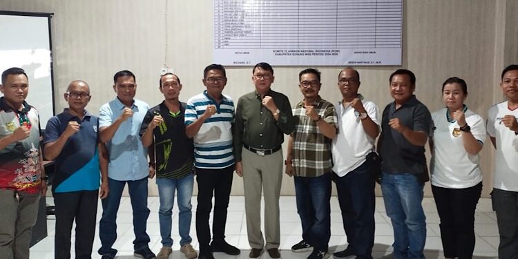 FOTO: KONI GUMAS/MATA KALTENG
- Ketua Umum KONI Kabupaten Gumas Richard didampingi Ketua Harian Hendra Toendan, dan Sekretaris Beben Martinus, berfoto bersama dengan pengurus lainnya, usai rapat dan ramah tamah, di kantor KONI setempat, Kamis 11 Juli 2024.