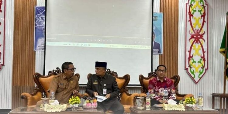 FOTO: PROKOM SERUYAN/MATA KALTENG - Asisten Administrasi Umum Setda Seruyan, Sugiannor (tengah) dan Kepala Diskominfosandi Kabupaten Seruyan, Reson Rusdianto (kiri) saat menghadiri kegiatan sosialisasi dan bimtek tentang keterbukaan informasi publik di Aula BKAD Seruyan, Kamis 15 Juli 2024.