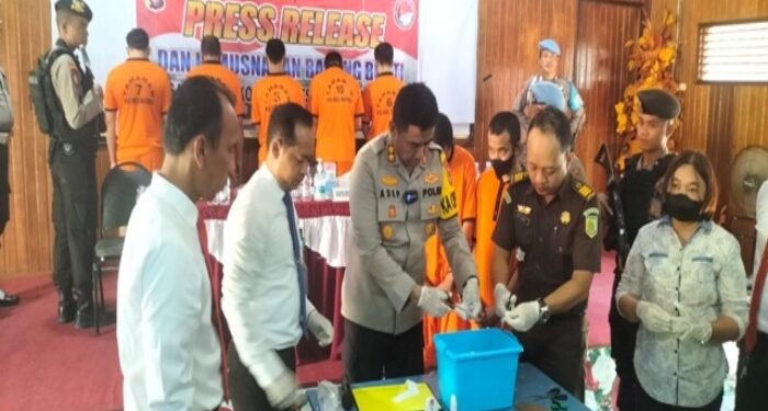 Foto: MATAKALTENG - Kapolres Barsel AKBP Asep Bangbang Saputra saat memimpin pemusnahan barbuk sabu.