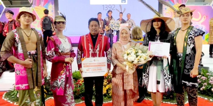 Foto: MATAKALTENG - Ketua TP PKK Barsel Erna Ardiani dan Kadisporaparbud Barsel Manat Simanjuntak bersama para model fashion show yang memperagakan Batik Piring Malawen Barsel.