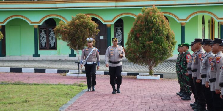 FOTO : HUMAS POLRES GUMAS/MATA KALTENG - Kapolres Gumas AKBP Theodorus Priyo Santosa melakukan pengecekan pasukan, pada apel gelar pasukan operasi patuh telabang 2024, Senin, 15 Juli 2024.