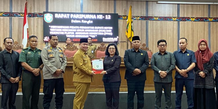 Foto: DIAN/MATA KALTENG - Bupati Kotim Halikinnor saat menyerahkan rancangan KUA PPAS tahun anggaran 2025, 15 Juli 2024.
