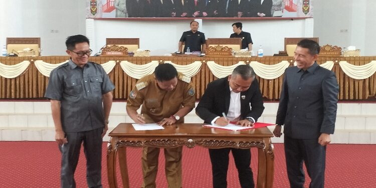 FOTO: ALDI/MATA KALTENG - Sejumlah unsur pimpinan DPRD Seruyan dan Pj Bupati Seruyan Djainuddin Noor saat menandatangani nota kesepakatan bersama terhadap Raperda tentang Pertanggungjawaban Pelaksanaan APBD Seruyan Tahun Anggaran 2023 dalam rapat paripurna di Aula Gedung DPRD setempat, Selasa 16 Juli 2024.