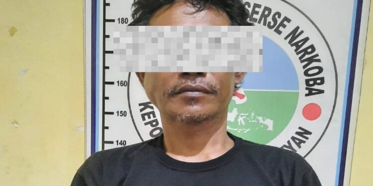 FOTO: IST/MATA KALTENG - EB yang merupakan tersangka diduga pengedar obat koplo yang menyebabkan peristiwa mabuk massal di Desa Sembuluh II, Kecamatan Danau Sembuluh beberapa waktu lalu.