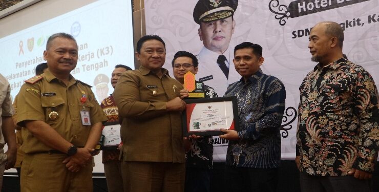 FOTO : IST/MATAKALTENG - Wagub Edy Pratowo menyerahkan Penghargaan K3 Tingkat Provinsi Kalteng Tahun 2024 di Hotel M Bahalap Palangka Raya, Selasa 16 Juli 2024.