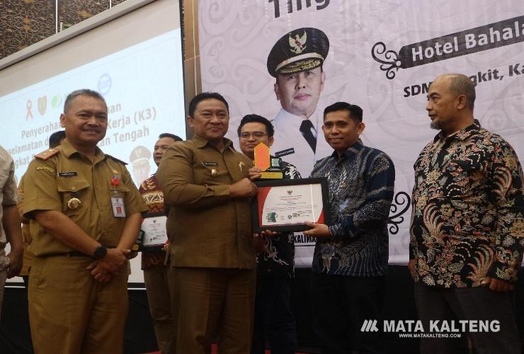 Wagub Kalteng Serahkan Penghargaan Keselamatan dan Kesehatan Kerja