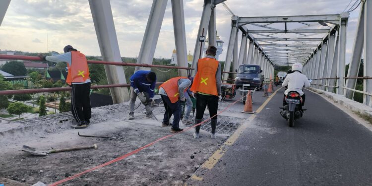 FOTO : MATAKALTENG - Suasana saat pekerjaan pergantian lantai jalan Jembatan Sei Katingan.
