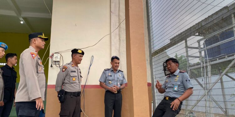 Foto : AKH/MAKA - Kepala Divisi Pemasyarakatan (Kadivpas) Kantor Wilayah Kementerian Hukum dan HAM Kalimantan Tengah, Tri Saptono Sabudji saat melihat rekonstruksi pelarian tahanan.