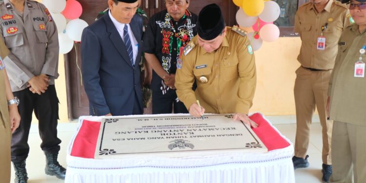 FOTO : IST/MATAKALTENG - Bupati Kotim Haliclona saat menandatangani prasasti peresmian kantor camat yang baru, Selasa 16 Juli 2024.