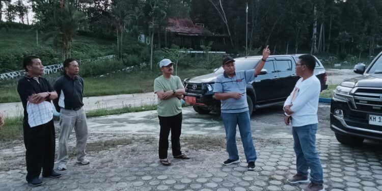 FOTO : DLHKP GUMAS/MATA KALTENG - Pj Bupati Gumas Herson B Aden bersama Kepala Dinas Lingkungan Hidup, Kehutanan dan Perhubungan Rody Aristo Robinson, Kepala Dinas Kebudayaan dan Pariwisata Hansli Gonak, Kabid SDA Dinas Pekerjaan Umum Budi, Kabid Perhubungan Sandra Cipta dan Kabid Pengelolaan Tahura Colombus, ketika meninjau akses jalan dan sarana prasarana penunjang objek wisata di Tahura Lapak Jaru Kuala Kurun, Minggu, 14 Juli 2024.
