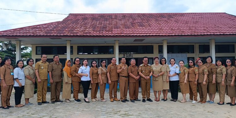 FOTO : DISKOMINFO SANTIK/MATA KALTENG - Pj Bupati Gumas Herson B Aden didampingi Kepala Disdikpora Aprianto, dan Kepala SMPN 1 Kurun Yono, saat berfoto bersama dengan guru SMPN 1 Kurun, Senin, 15 Juli 2024.