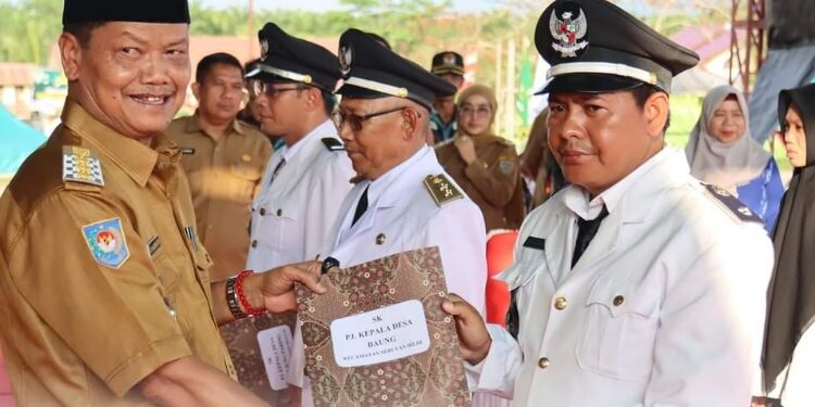 FOTO: PROKOM SERUYAN/MATA KALTENG - Pj Bupati Seruyan, Djainuddin Noor (kiri) saat melantik sejumlah BPD dan Pj Kades di Desa Selunuk, Kecamatan Seruyan Raya, kemarin.